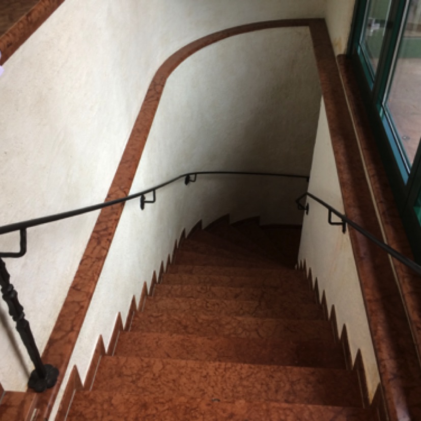 Tardosi vörös matt lépcső