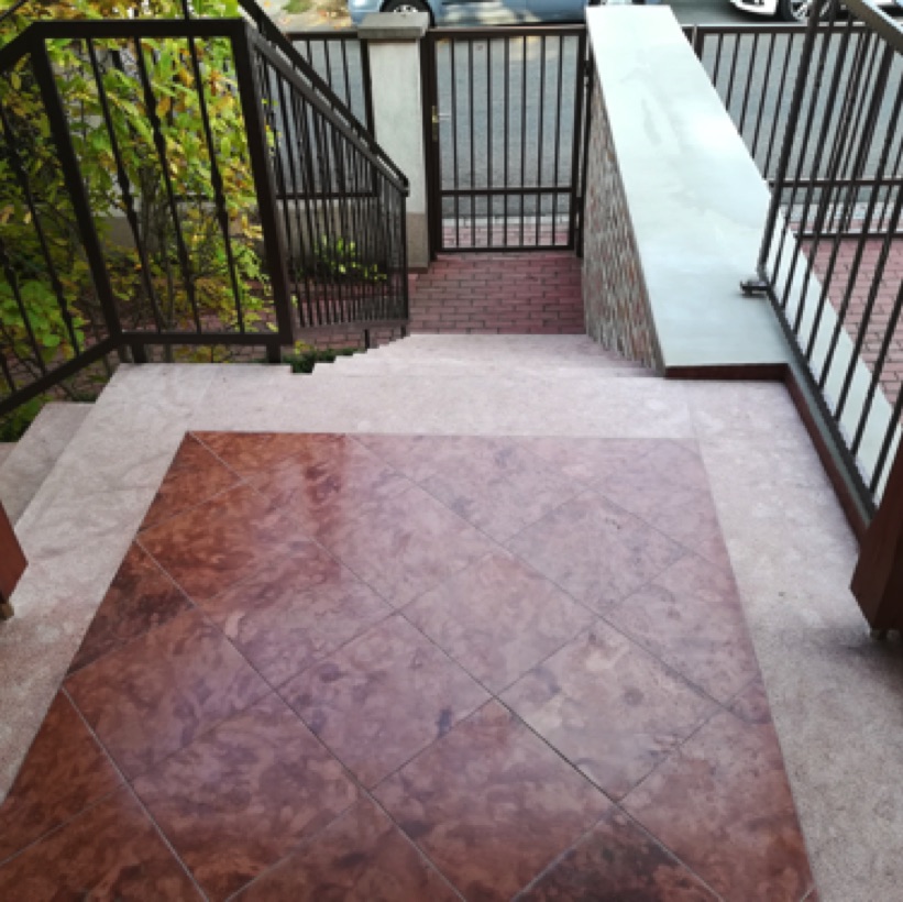 Tardosi vörös matt terasz stokkolt szegéllyel és lépcsőkkel