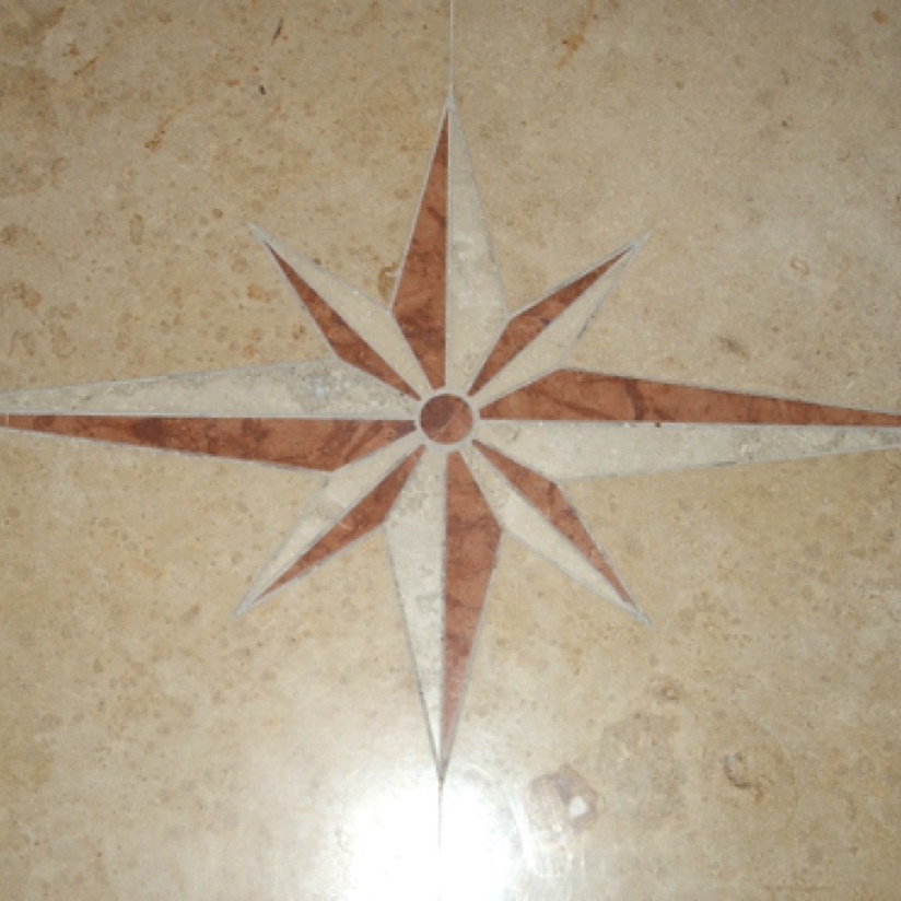 Tardosi vörös és Jura mészkőből készült csillag alakú díszítőelem